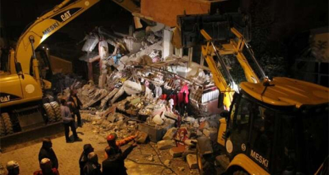 BAHÇE MAHALLESİ'NDE 2 KATLI BİNA ÇÖKTÜ: 5 YARALI