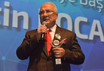 ÖDÜLLERE DOYMAYAN BAŞKAN