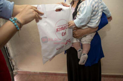 MİNİKLERİN BAYRAMLIKLARINI KAPILARINA KADAR GÖTÜRÜYOR