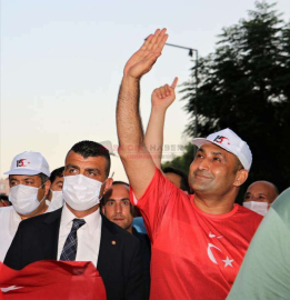 BAŞKAN YILMAZ, HEMŞEHRİLERİYLE DEMOKRASİ NÖBETİNDE BULUŞTU