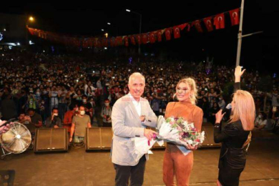 İREM DERİCİ MERSİNLİ SEVENLERİYLE BULUŞTU