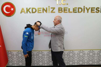 BAŞKAN GÜLTAK'TAN AKDENİZ'İN ALTIN ÇOCUKLARINA ÖDÜL