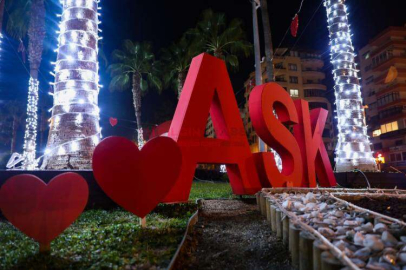 BÜYÜKŞEHİR’DEN 14 ŞUBAT’A ÖZEL RENKLİ FİGÜRLER