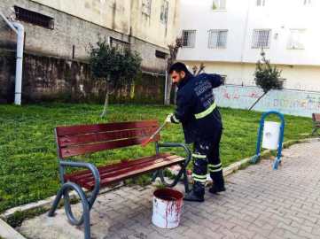 AKDENİZ’İN SOKAK VE PARKLARI YENİLENİYOR
