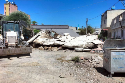 Akdeniz’de Metruk Yapıların Yıkımı Aralıksız Sürüyor