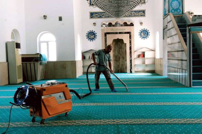 Akdeniz Sınırlarında Bulunan Camiler Temizlenip Halıları Yıkanıyor, Bitmek Üzere Olan Koronavirüs Salgınına Rağmen İlaçlama Devam Ediyor