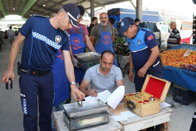 Vatandaşların Sağlıklı ve Kaliteli Gıdaya Ulaşabilmesi İçin Denetimlerini Aralıksız Sürdüren Toroslar Belediyesi Zabıta Ekipleri, Semt Pazarlarını Sıkı Takibe Aldı.