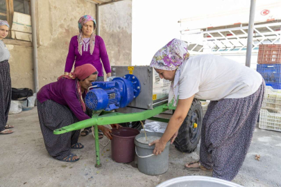 Büyükşehir’in Üzüm Sıkma Makinesi Hibesi İle Üreticinin Yüzü Gülüyor