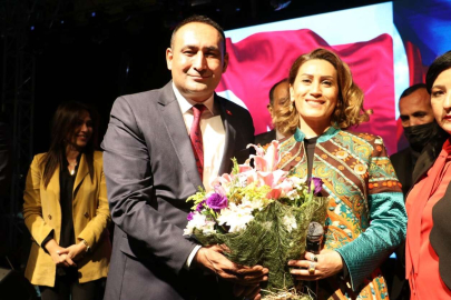 “Şarkılarıyla Gönüllere Dokunan Azerin, 8 Kasım’da Toroslar’da Sevenleriyle Buluşacak”