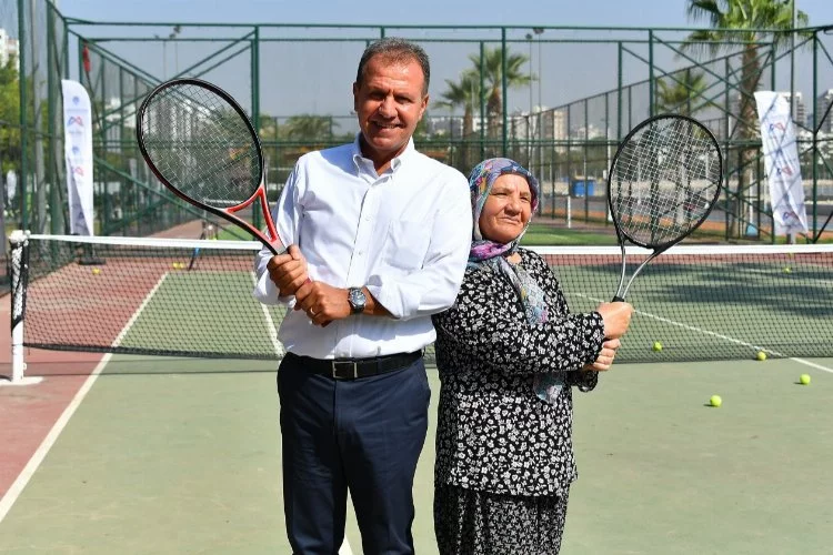 72 Yaşında Tenisle Tanışan Durdu Teyze İle Başkan Seçer  Maç  Yaptı