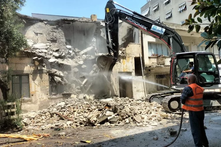 Akdeniz'de Can Güvenliğini Tehdit Eden Metruk Binaların Yıkımı Devam Ediyor