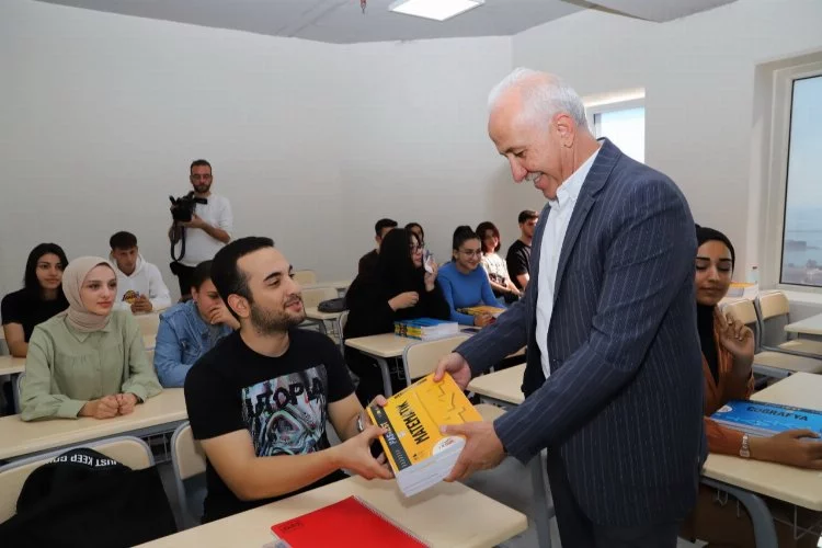 Başkan Gültak, Üniversiteye Hazırlanan Öğrencilere Kaynak Kitaplar Hediye Etti