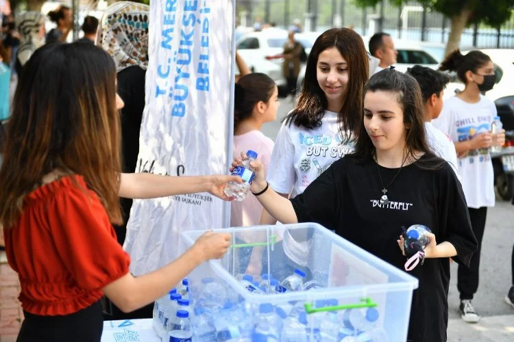 Mersin Büyükşehir, LGS'ye Giren Öğrencileri Su İkramıyla Karşıladı